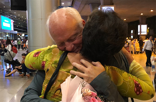 Cuộc hội ngộ sau 50 năm của cựu binh Mỹ và bạn gái Việt – Cuối cùng họ cũng đã gặp được nhau
