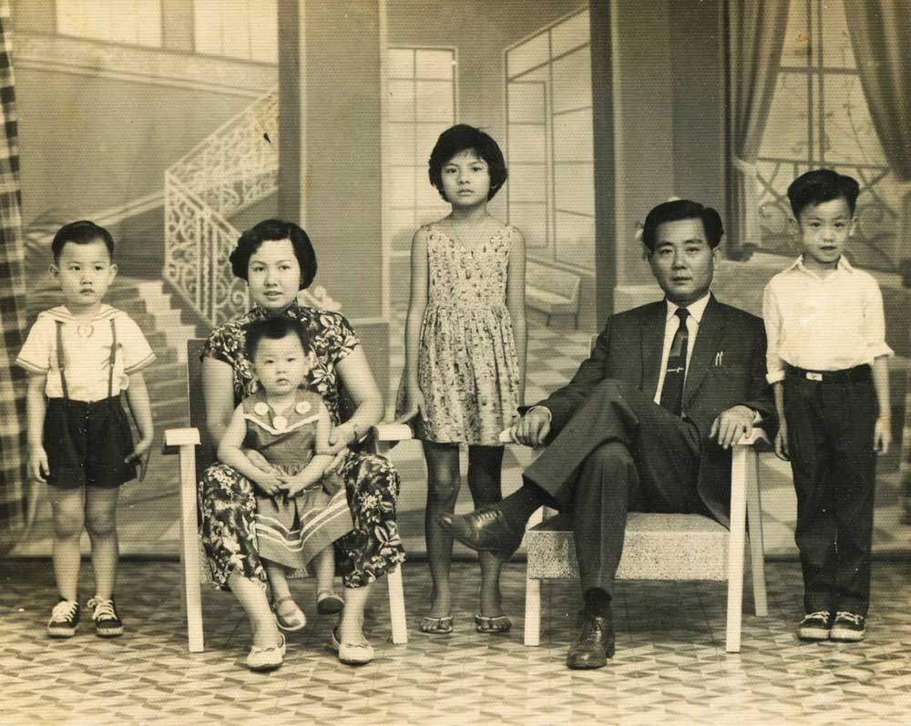 Truyền thống chụp ảnh gia đình ngày Tết: Chụp ảnh gia đình ngày Tết đã trở thành một truyền thống của người Việt Nam. Đó là lúc mọi người cùng tập trung và chia sẻ những khoảnh khắc vui vẻ, tươi đẹp cùng những tấm ảnh kỉ niệm. Hãy cùng đón xem những kỷ niệm đáng nhớ của những gia đình Việt trên khắp mọi miền đất nước.